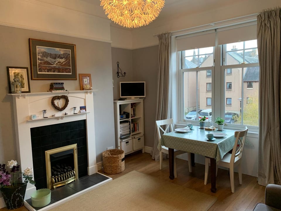 TV and multimedia, Living room, Seating area, Dining area