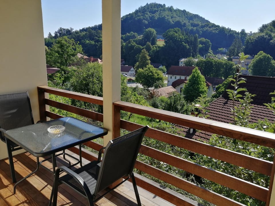 Balcony/Terrace, Mountain view