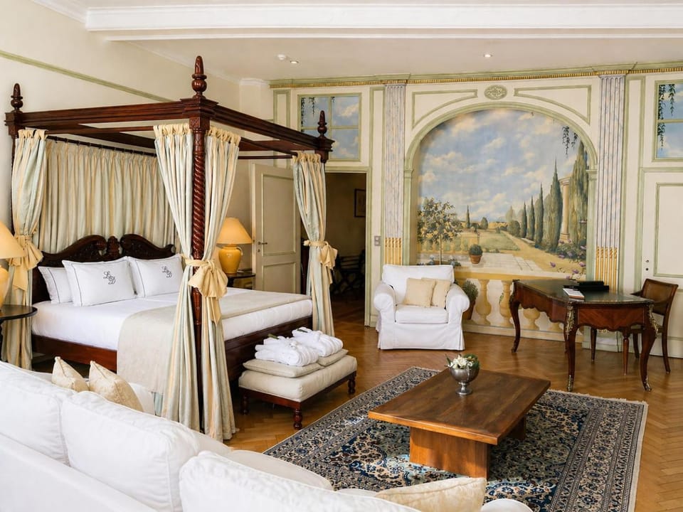 Bed, Living room, Photo of the whole room, Seating area, Bedroom