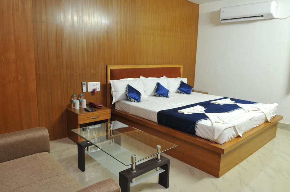 Toilet, Bathroom, TV and multimedia, Seating area, Dining area, Bedroom