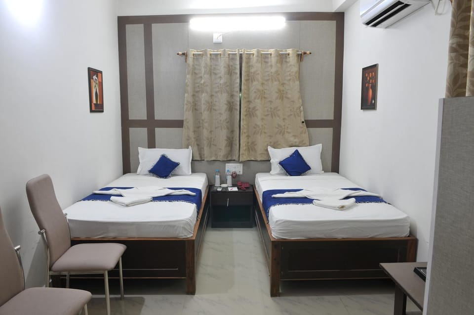 Shower, Toilet, Bed, Bathroom, TV and multimedia, Coffee/tea facilities, Living room, Seating area, Bedroom, Area and facilities, air conditioner