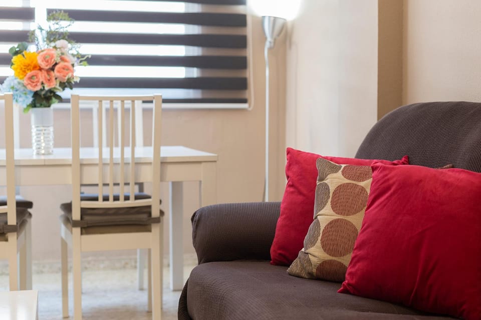 TV and multimedia, Living room, Seating area, Dining area