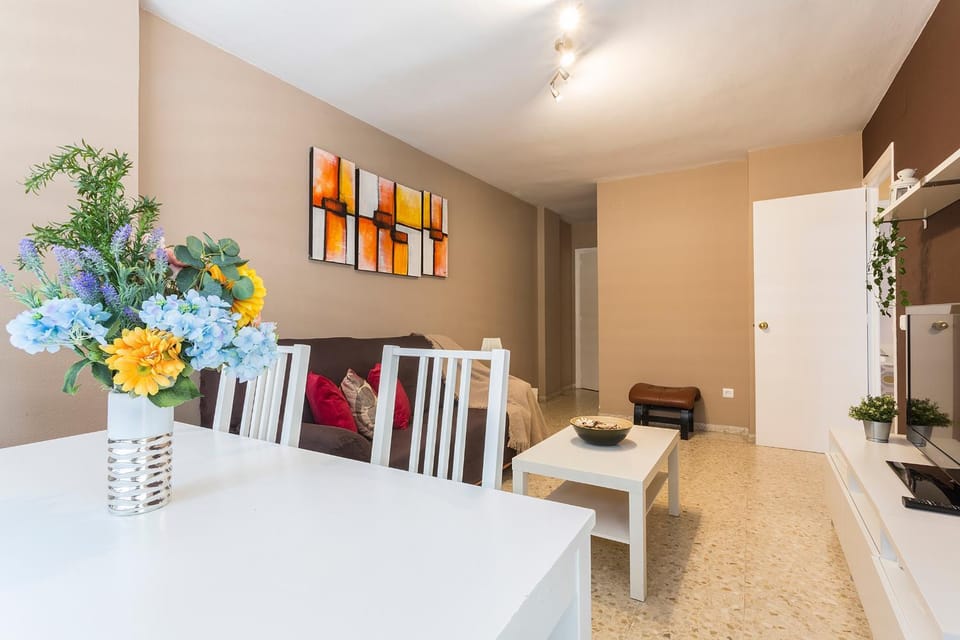 TV and multimedia, Living room, Lounge or bar, Seating area, Dining area