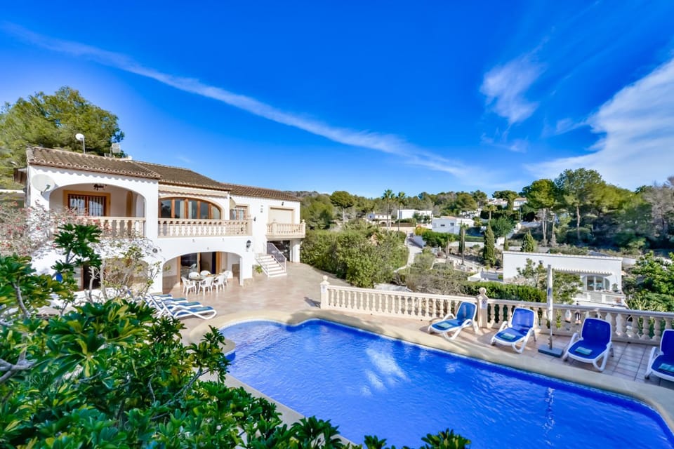 Property building, Swimming pool, sunbed