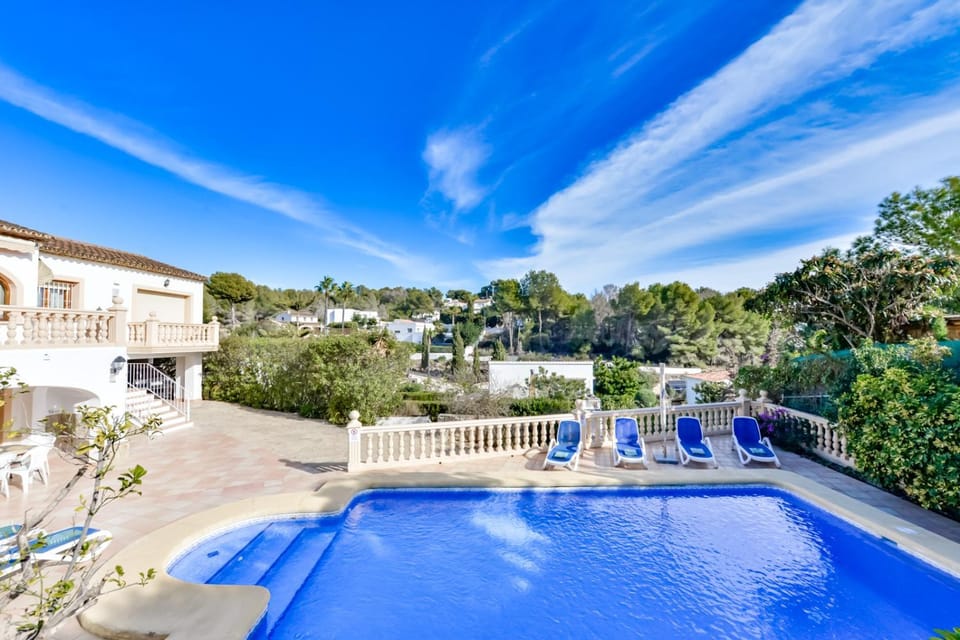 Swimming pool, sunbed
