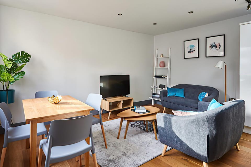 TV and multimedia, Living room, Seating area, Dining area, Evening entertainment