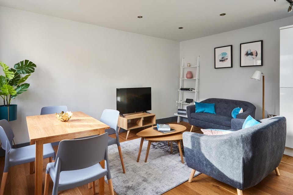 TV and multimedia, Living room, Seating area, Dining area, Evening entertainment