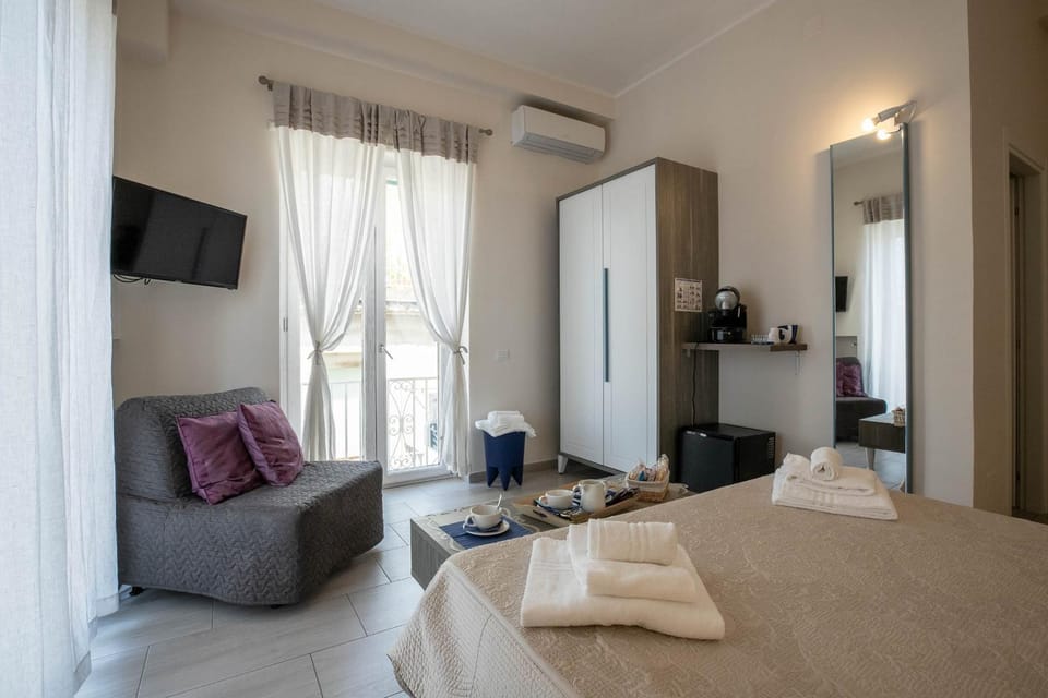 Bed, TV and multimedia, Photo of the whole room, Bedroom, Breakfast, towels, wardrobe, air conditioner