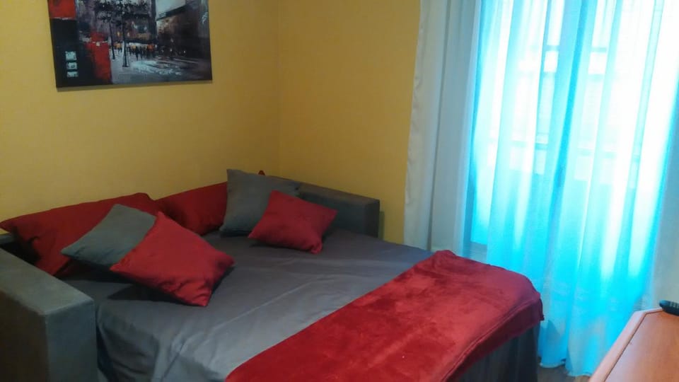 Bed, Dining area
