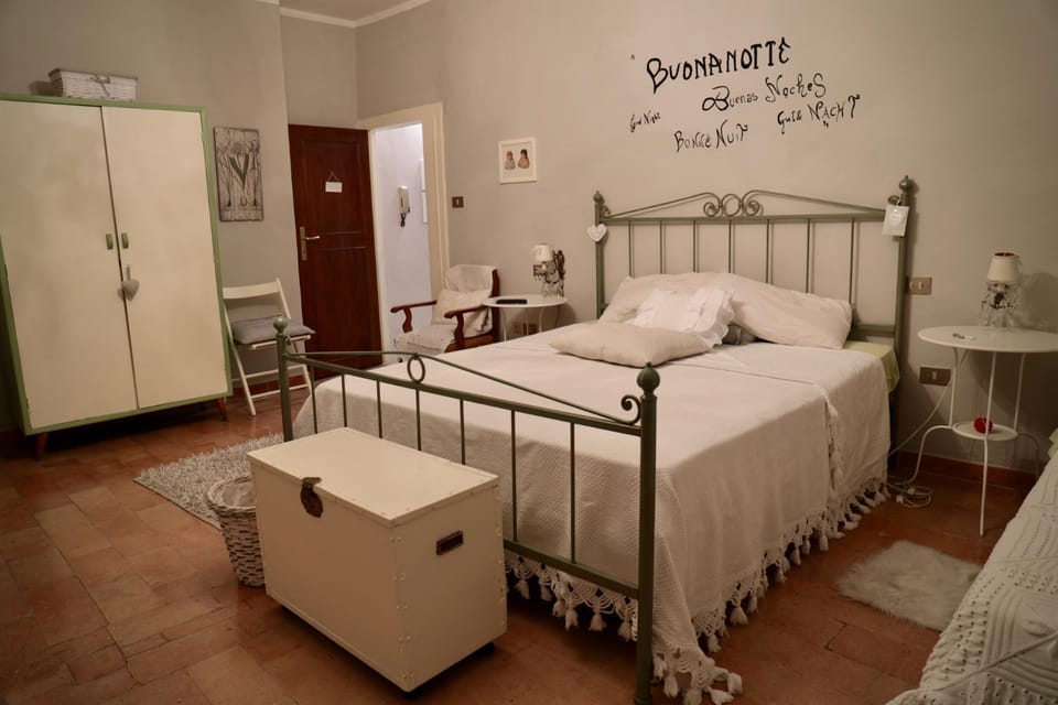 Toilet, Bed, TV and multimedia, Bedroom