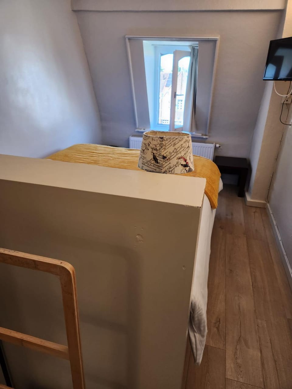 Bed, TV and multimedia, Photo of the whole room
