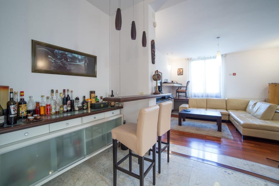 Seating area, Alcoholic drinks, Non alcoholic drinks