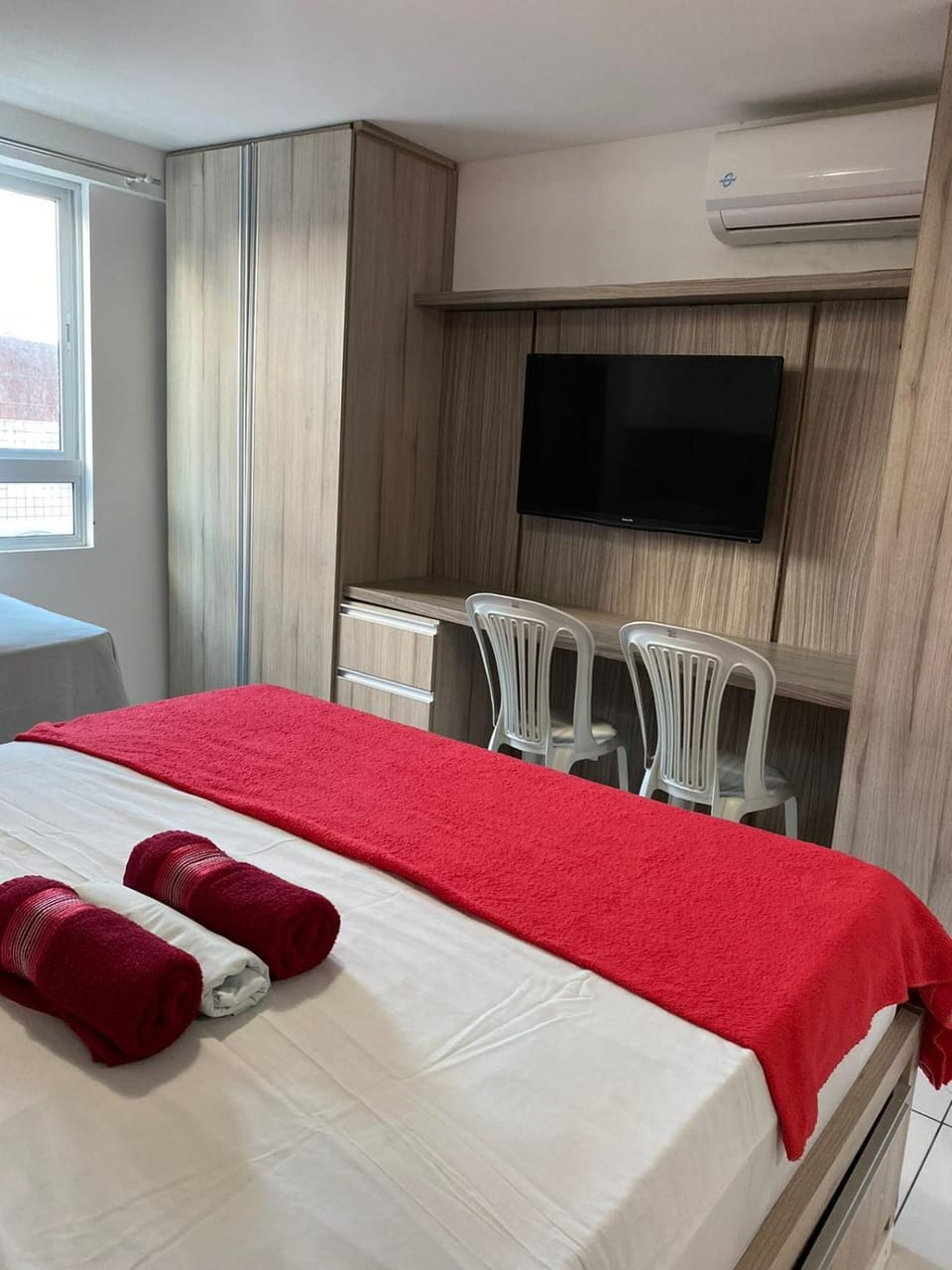 Bed, TV and multimedia, Seating area, towels