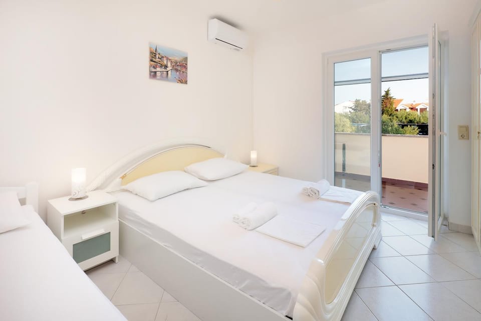 Bedroom, air conditioner