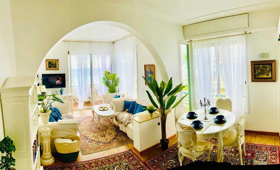 Endless Stunning Mediterranean Sea Views Promenade Des Anglais Apartment in Nice