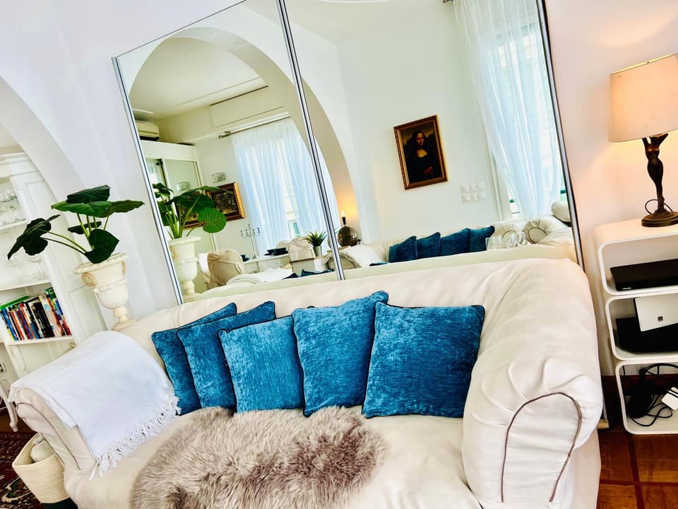 Endless Stunning Mediterranean Sea Views Promenade Des Anglais Apartment in Nice