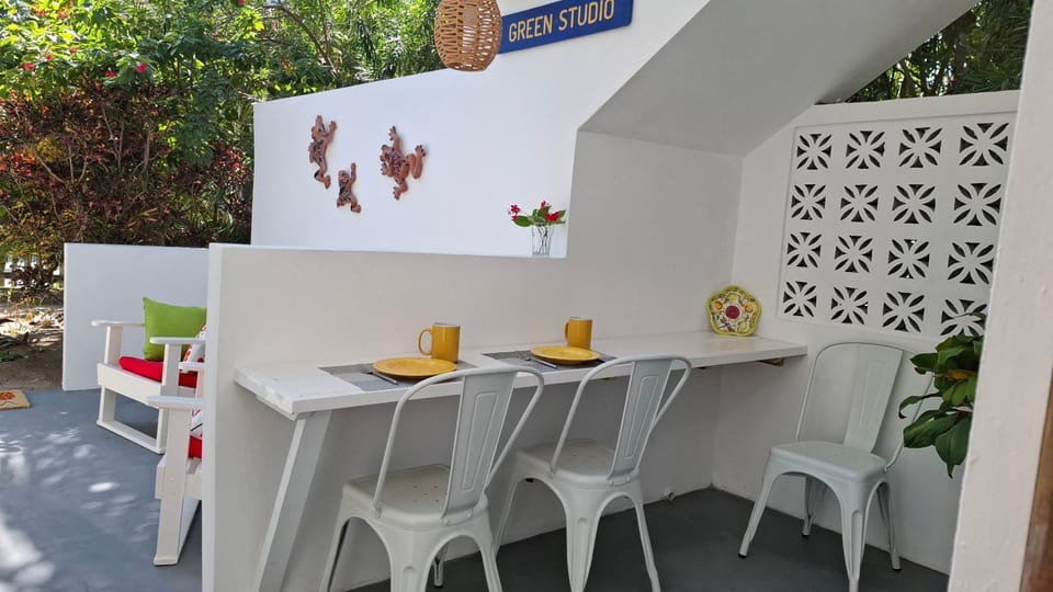 Amanda's Place Green Studio - pool and tropical garden Apartment in Belize District