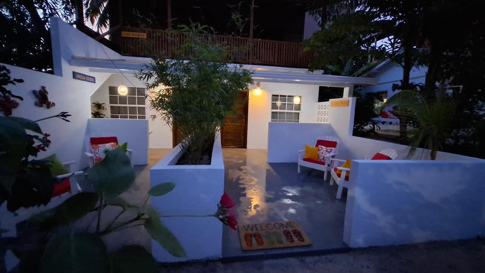 Amanda's Place Green Studio - pool and tropical garden Apartment in Belize District