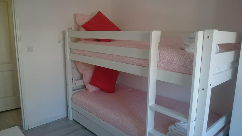 Bedroom, bunk bed