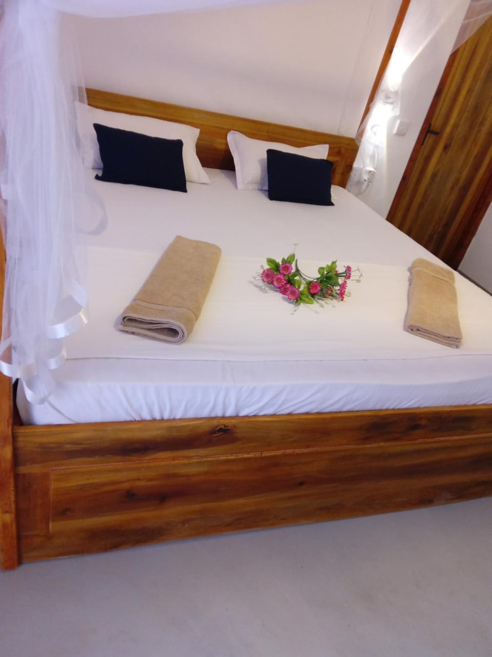 Bed, Bedroom, towels