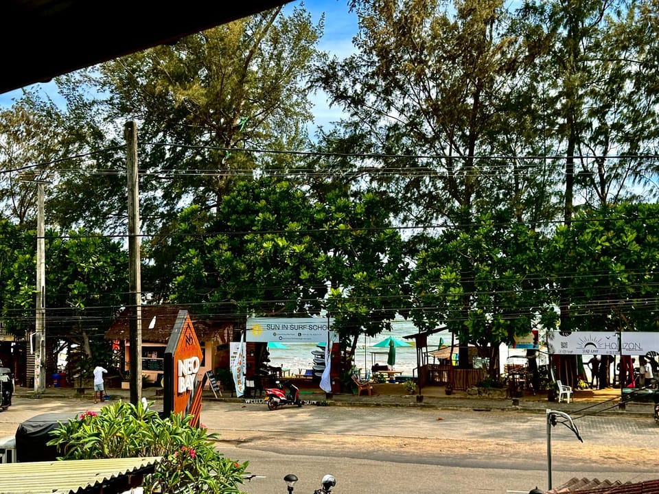 Property building, Day, People, Neighbourhood, Street view, Location, group of guests, Parking