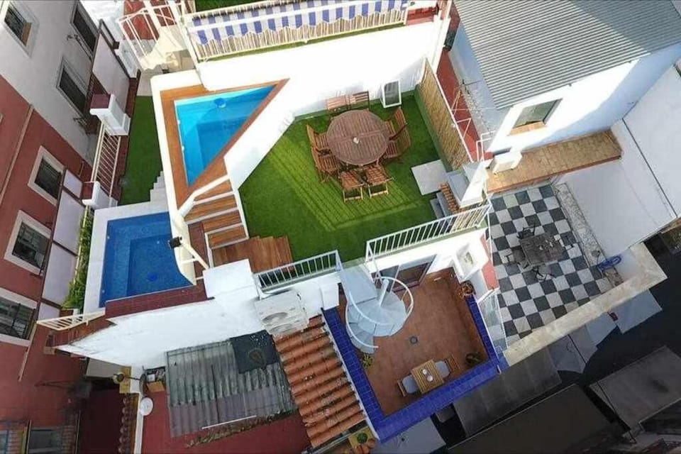 Casa con piscina junto catedral de sevilla House in Seville