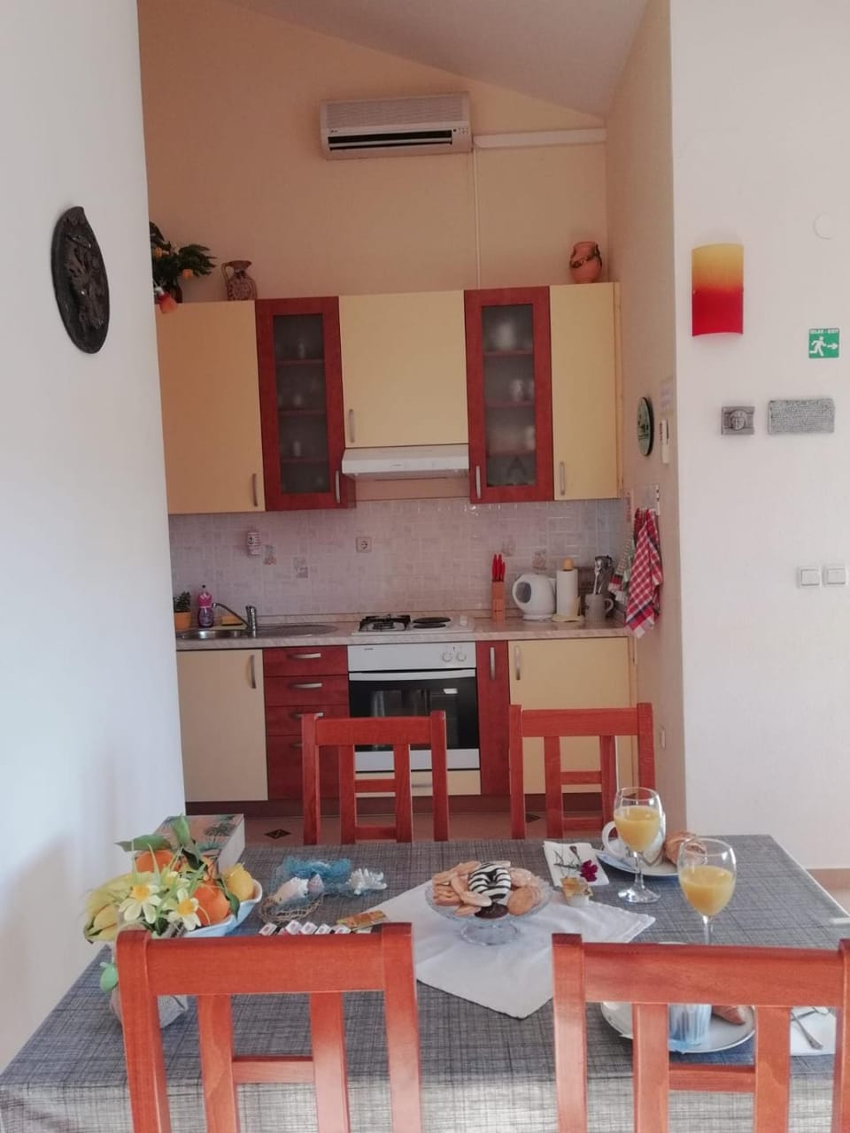 Coffee/tea facilities, Kitchen or kitchenette, Living room, Decorative detail, Dining area