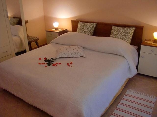 Bed, Photo of the whole room, Decorative detail, Garden view