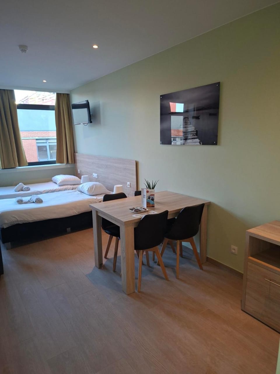 Bed, TV and multimedia, Photo of the whole room, Dining area, Bedroom