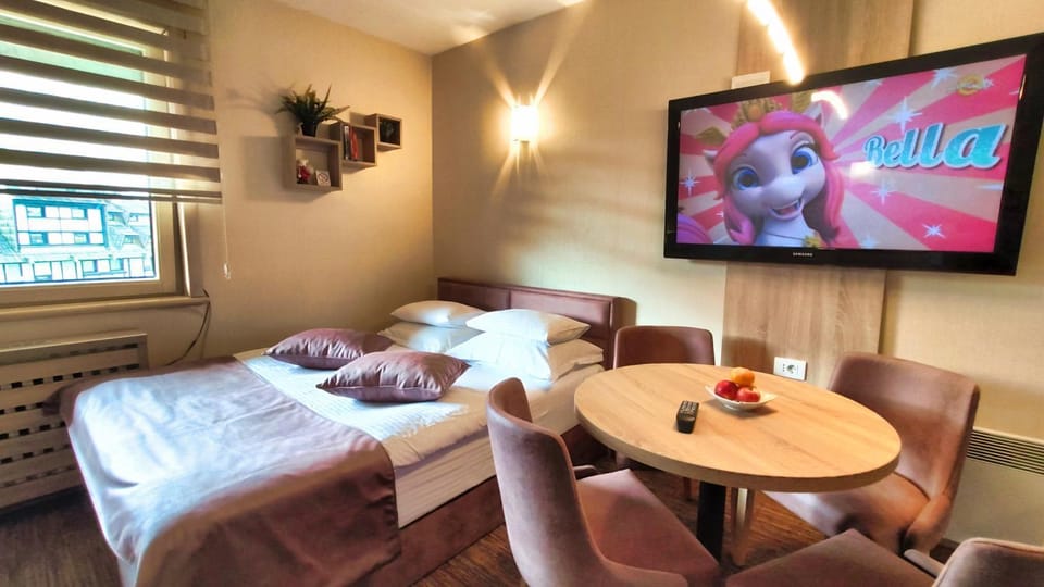 Bed, TV and multimedia, Bedroom