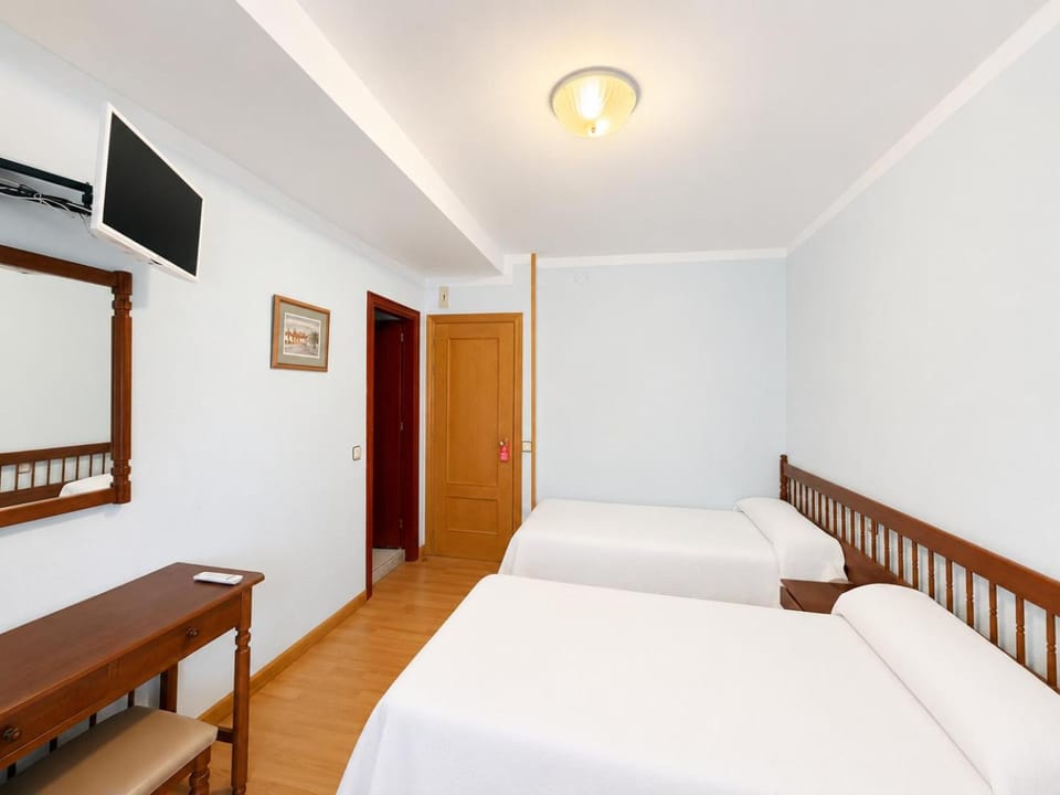 Bed, TV and multimedia, Photo of the whole room, Bedroom