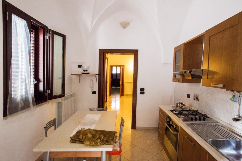 Kitchen or kitchenette, Dining area, stove