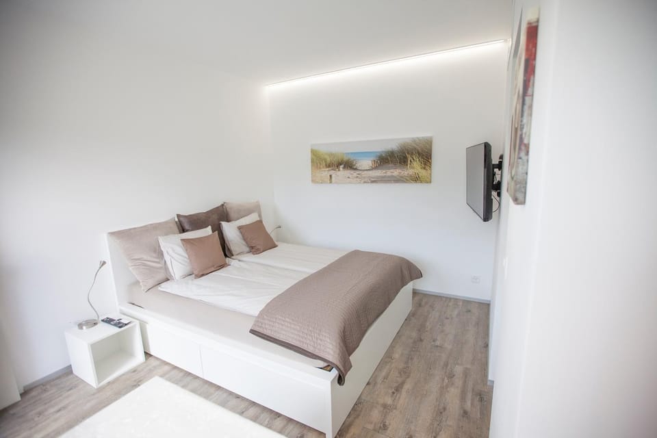 Bed, Photo of the whole room, Decorative detail