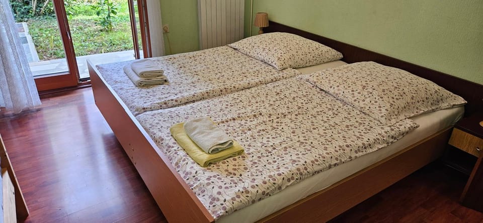 Bed, Bedroom, towels