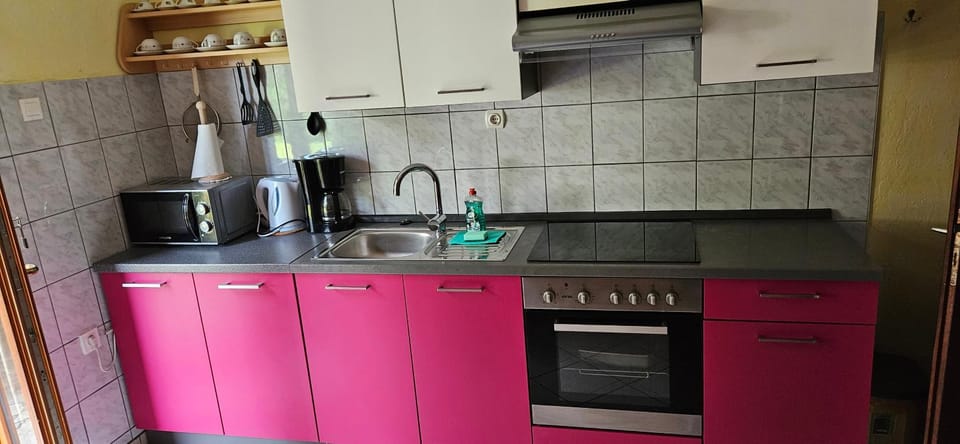 Coffee/tea facilities, Kitchen or kitchenette, microwave, stove