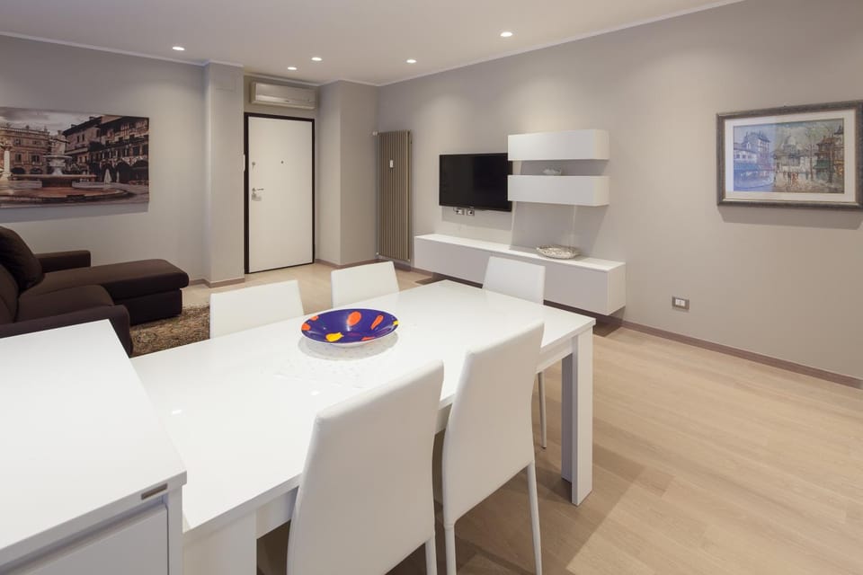 TV and multimedia, Kitchen or kitchenette, Living room, Seating area, Dining area