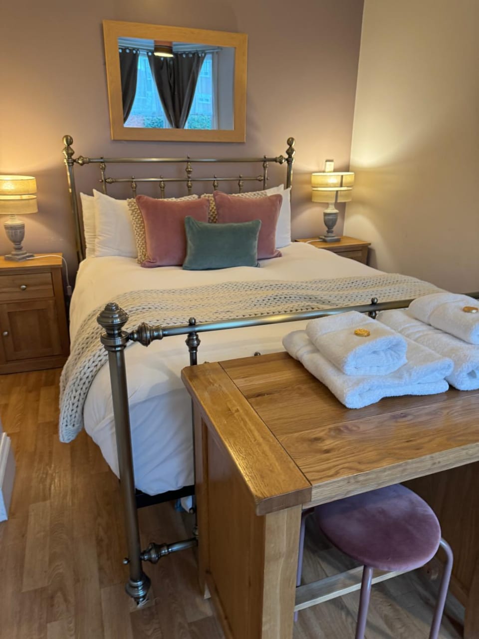 Bed, Bedroom, towels