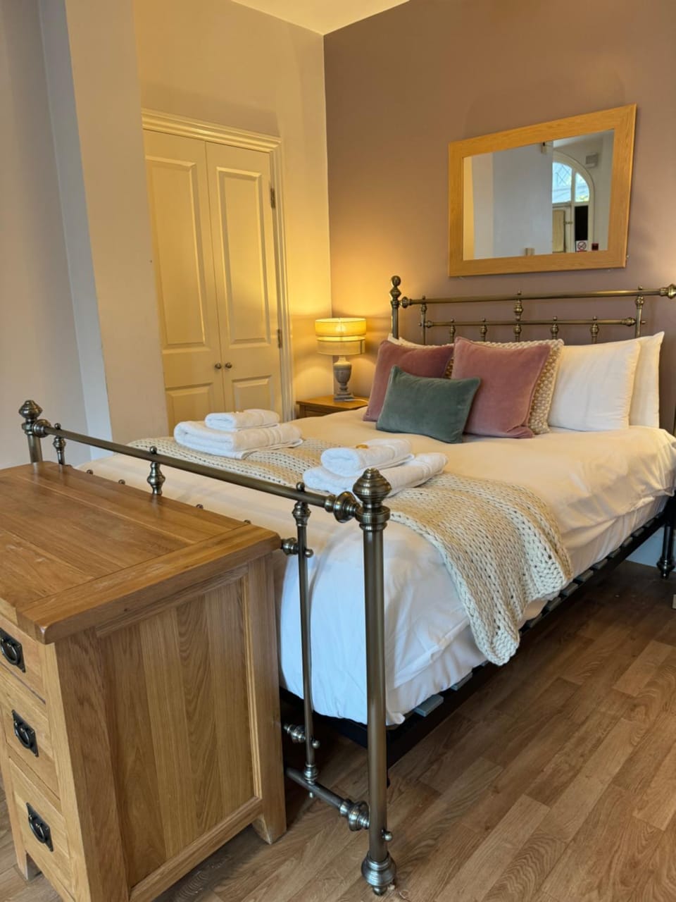 Photo of the whole room, Bedroom