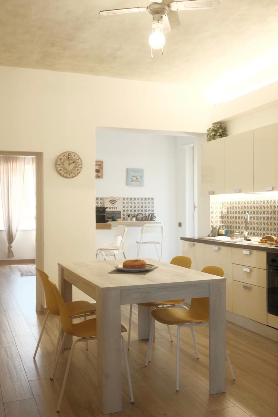 Kitchen or kitchenette, Dining area, fireplace, minibar, stove