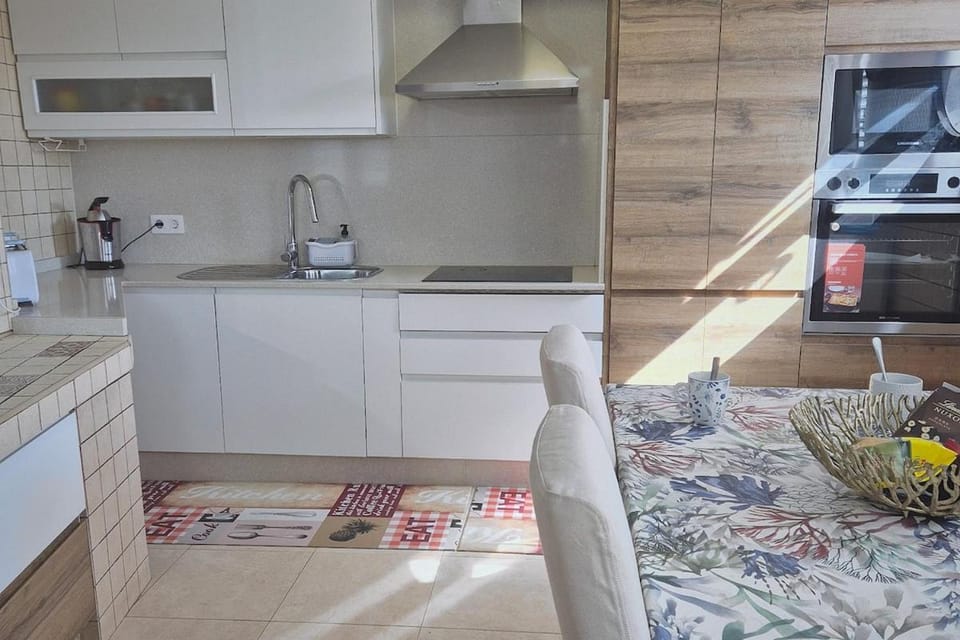 Coffee/tea facilities, Kitchen or kitchenette, oven, stove, toaster