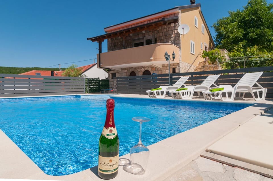 Property building, Swimming pool, sunbed