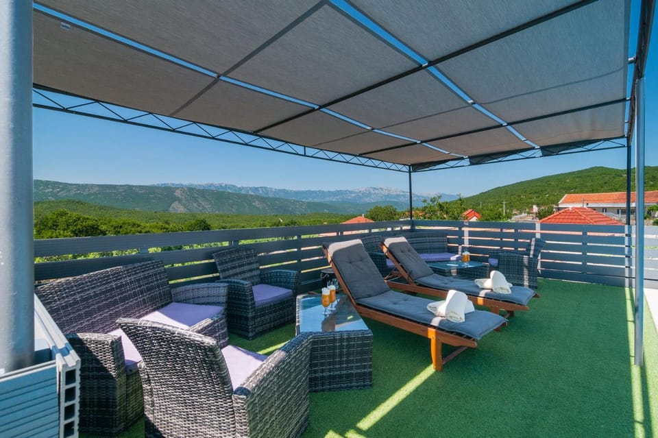 Natural landscape, View (from property/room), Balcony/Terrace, Seating area, Mountain view