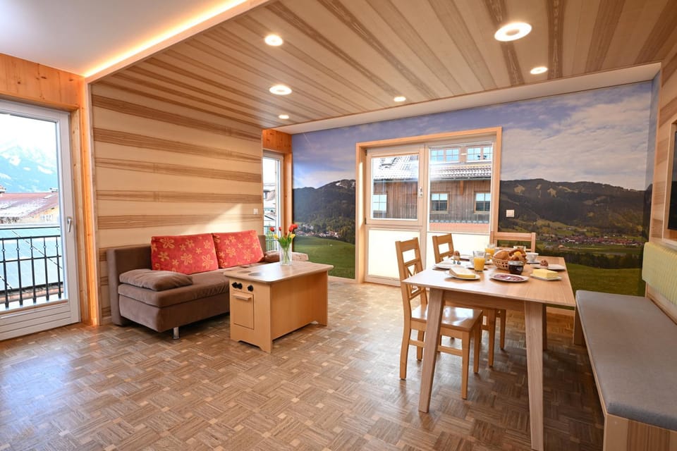 Seating area, Dining area