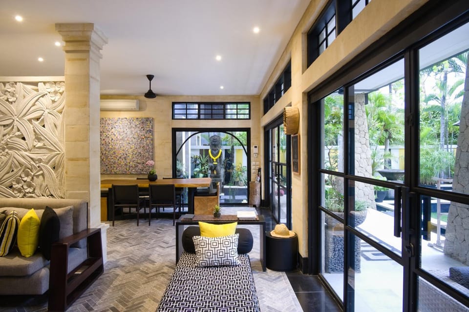 Living room, Seating area, Dining area, fireplace, locker, air conditioner