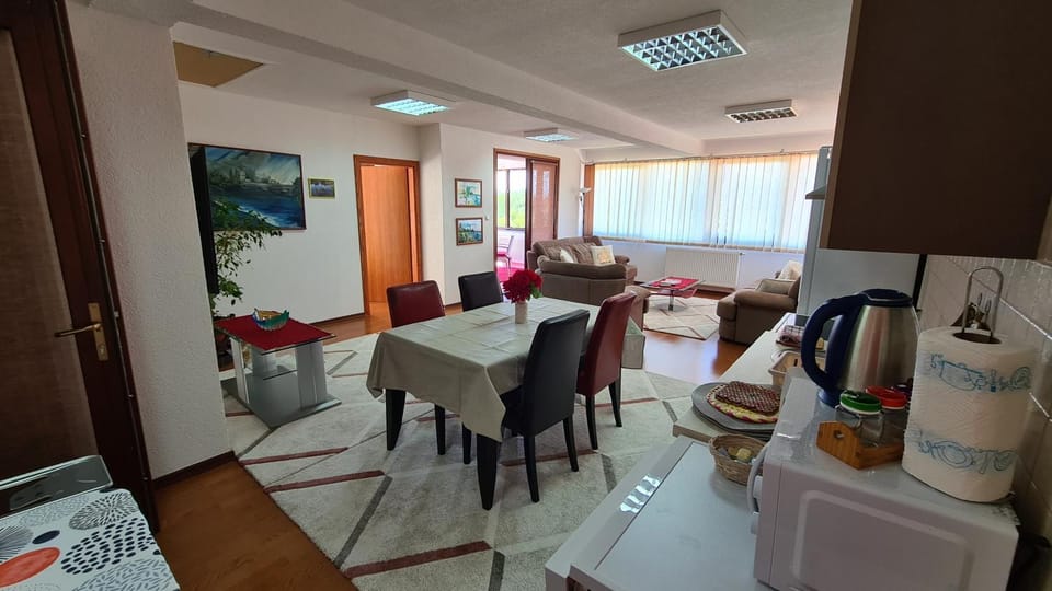 TV and multimedia, Coffee/tea facilities, Kitchen or kitchenette, Living room, Seating area, Dining area, air conditioner