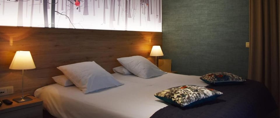 Photo of the whole room, Decorative detail, Decorative detail, Bedroom