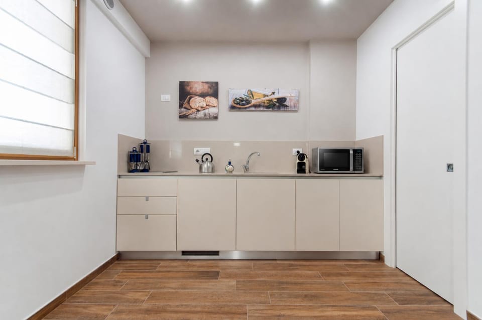 Coffee/tea facilities, Kitchen or kitchenette, microwave, stove