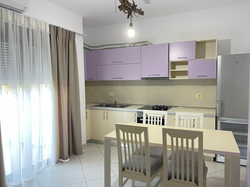 Kitchen or kitchenette, Dining area, oven