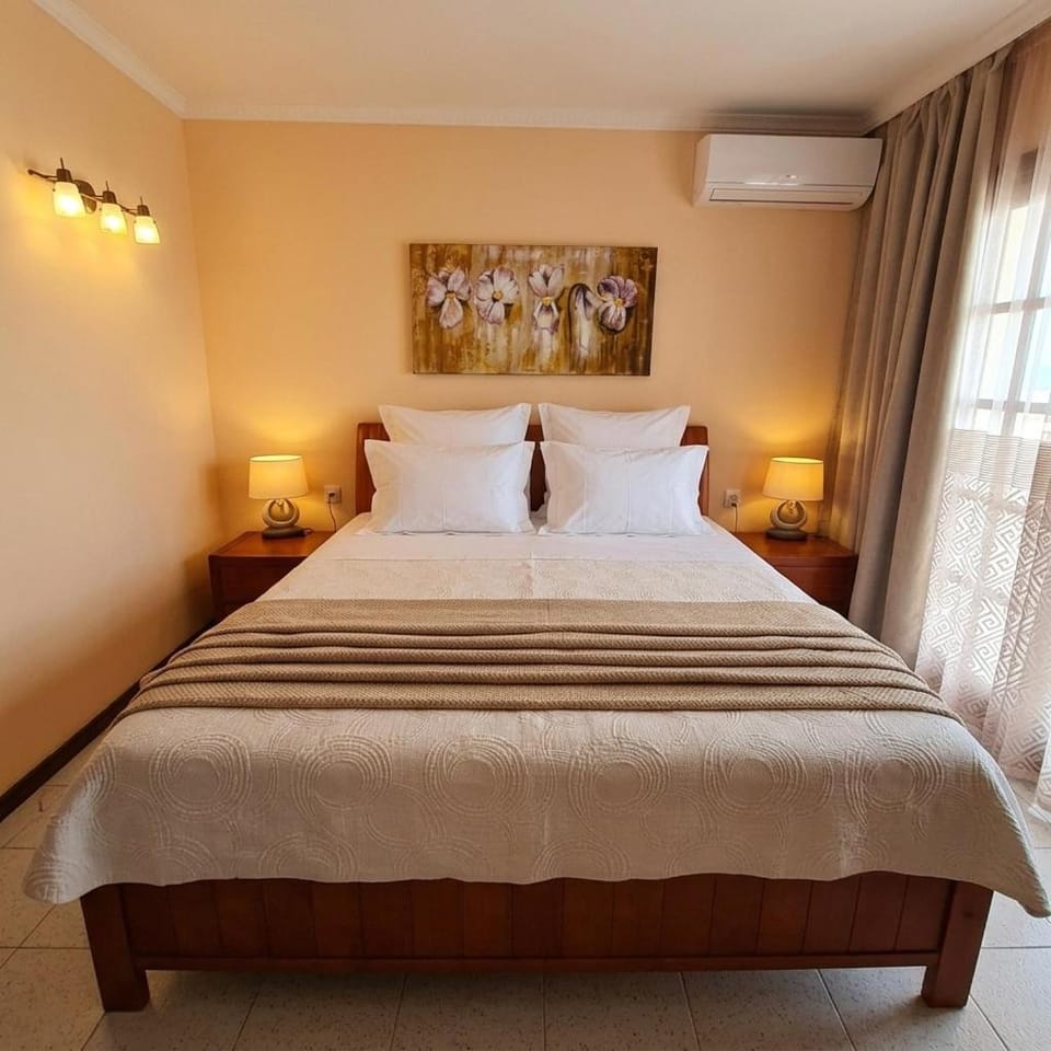 Bed, Photo of the whole room, Bedroom, air conditioner
