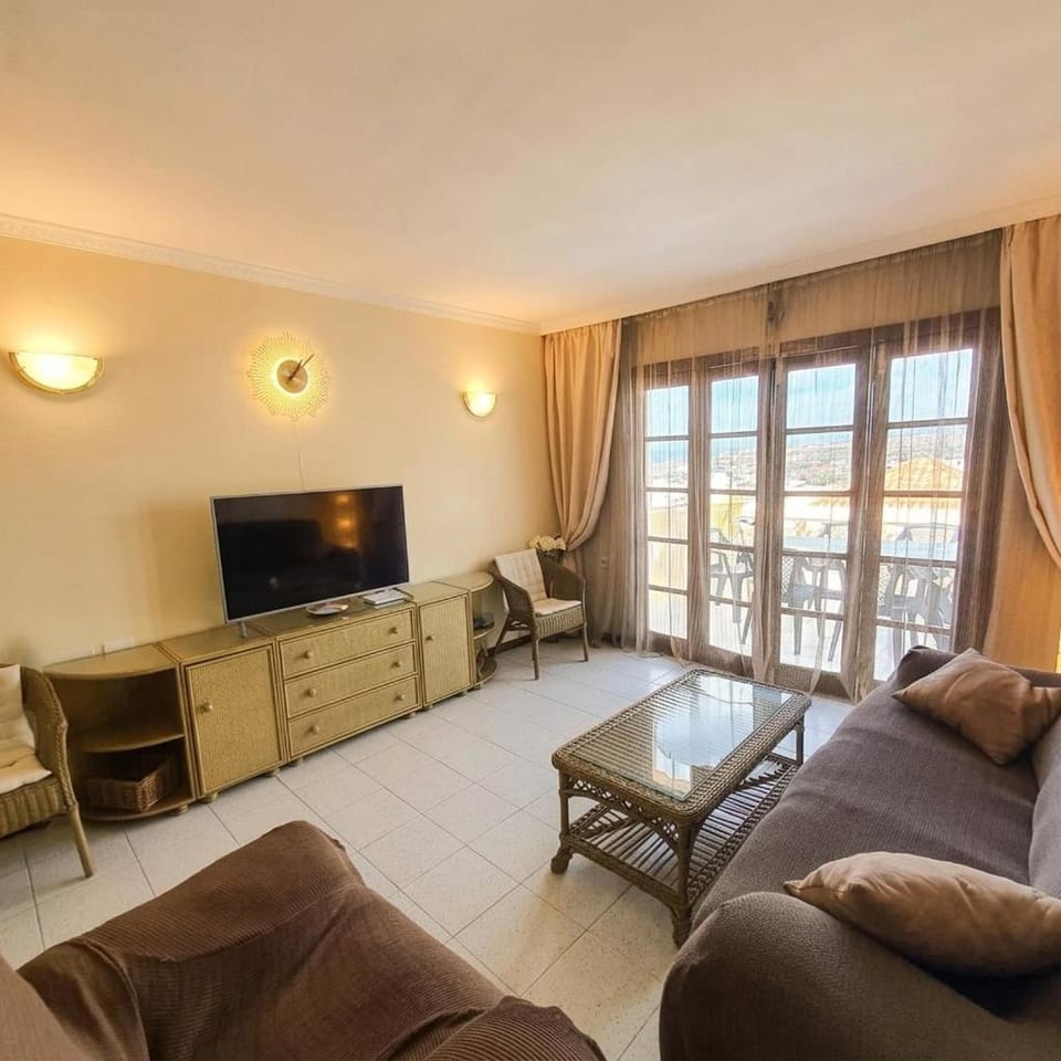 Communal lounge/ TV room, Bed, TV and multimedia, Living room, Photo of the whole room, Seating area, Evening entertainment, Bedroom